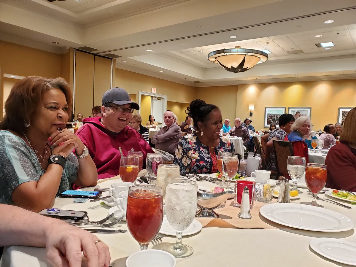 MS_Focus's tweet photo. We're at an #4MSFocus educational program in Houston right now. Blogger Dave Bexfield from @activemsers is hilarious & he's also showing us his take on our theme #FlexMSMuscle. https://t.co/Ou4guU6Uns