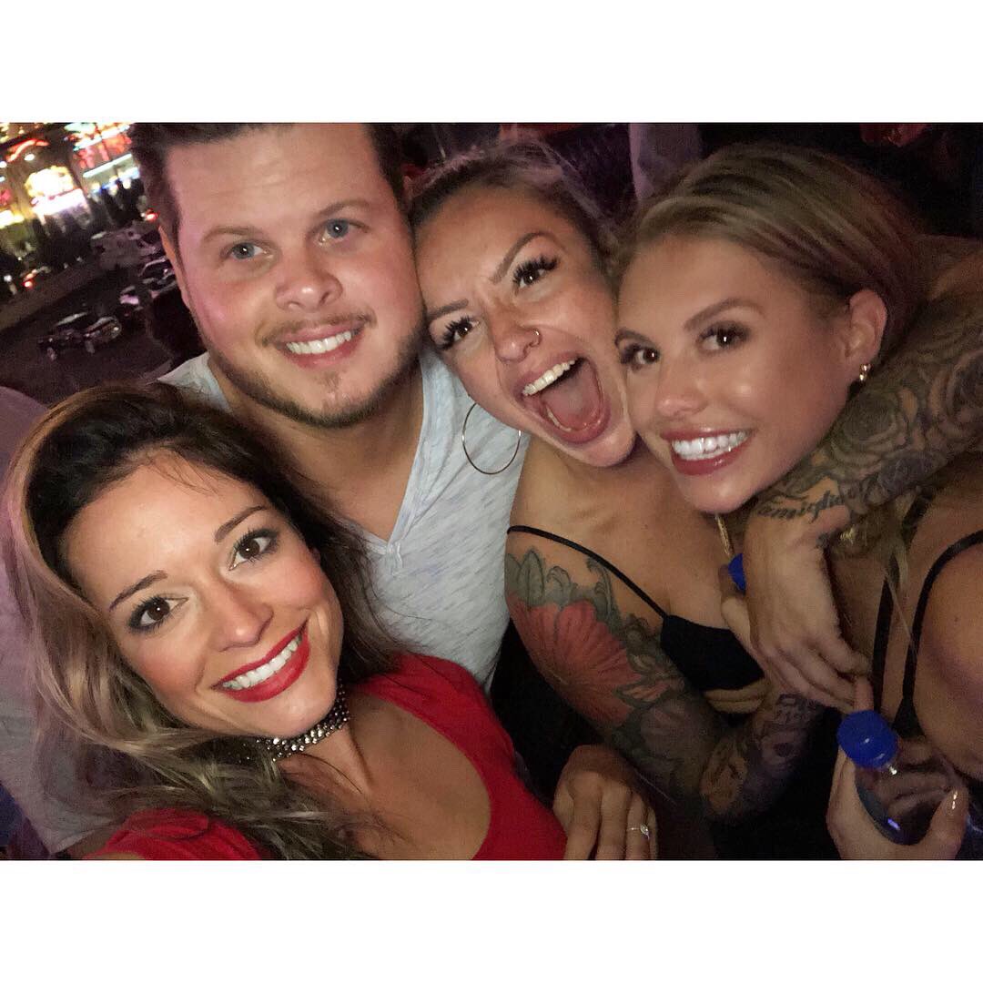 ronniedohertyy's tweet photo. Just a bunch of gems, that I’ve had the pleasure of meeting over the past year. 💎😽
#VegasRealityReunion #Genuine #AllOfTheFun #BigBrotherFamily #CoupleOfBeauts @OliviaBBCan6 @AnickGervais @DerrickL https://t.co/cIPEwlaQYX