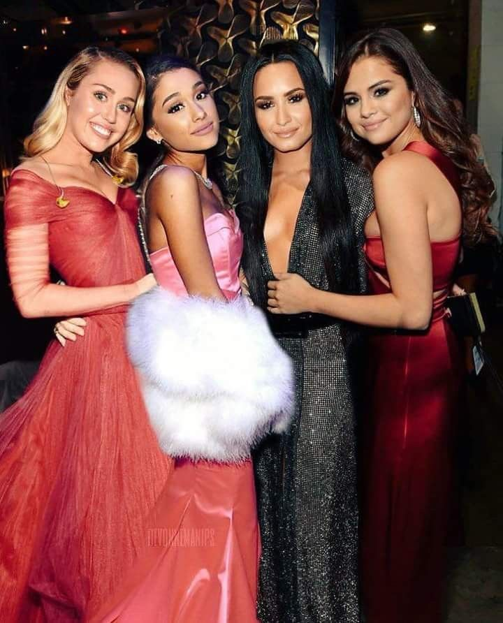 poptime's tweet photo. PARCERIA DO MILÊNIO:
Com a volta esmagadora dos Jonas Brothers, sites americanos acreditam que Miley Cyrus pode estar querendo se juntar com Demi Lovato, Selena Gomez e Ariana Grande numa parceria. 👀😮❤️ https://t.co/RnHgm7DRTW