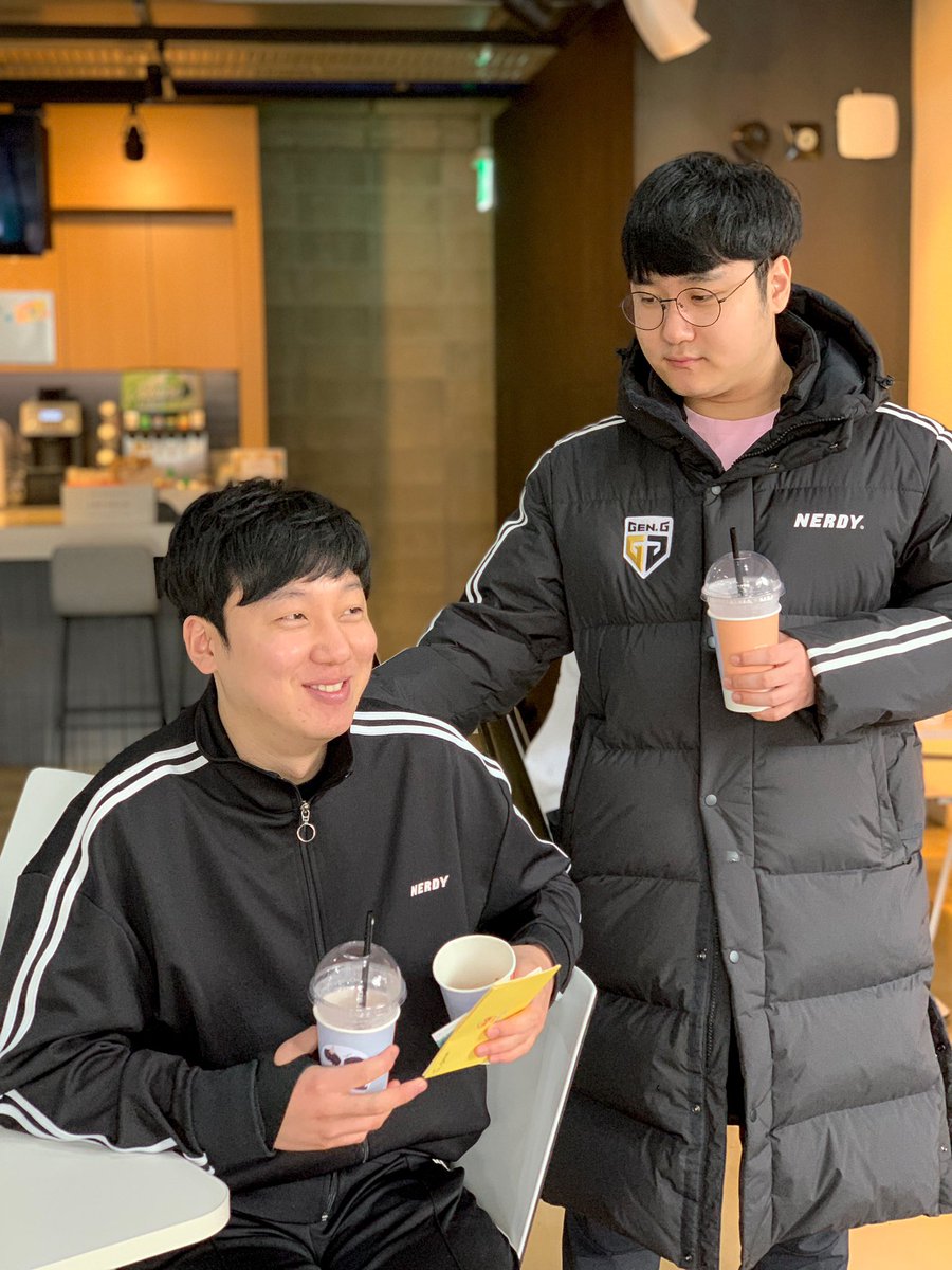 GenG's tweet photo. ☕️로킬레 별다방 오픈! PUBG팀 로키와 킬레이터 선수의 데뷔 1주년을 맞아 팬분들께서 커피트럭을 보내주셨습니다!🥳
정말 감사합니다!

Thank you to our fans for sending a coffee truck to celebrate Chelator and Loki's first debut anniversary!🎉

#WeAreGenG #GenG https://t.co/BDb3Rqqr3m