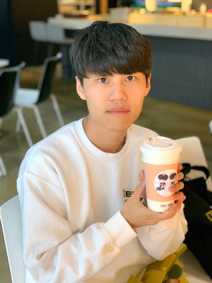 GenG's tweet photo. ☕️로킬레 별다방 오픈! PUBG팀 로키와 킬레이터 선수의 데뷔 1주년을 맞아 팬분들께서 커피트럭을 보내주셨습니다!🥳
정말 감사합니다!

Thank you to our fans for sending a coffee truck to celebrate Chelator and Loki's first debut anniversary!🎉

#WeAreGenG #GenG https://t.co/BDb3Rqqr3m