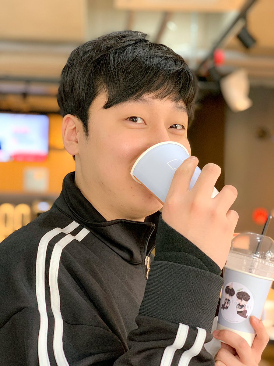 GenG's tweet photo. ☕️로킬레 별다방 오픈! PUBG팀 로키와 킬레이터 선수의 데뷔 1주년을 맞아 팬분들께서 커피트럭을 보내주셨습니다!🥳
정말 감사합니다!

Thank you to our fans for sending a coffee truck to celebrate Chelator and Loki's first debut anniversary!🎉

#WeAreGenG #GenG https://t.co/BDb3Rqqr3m