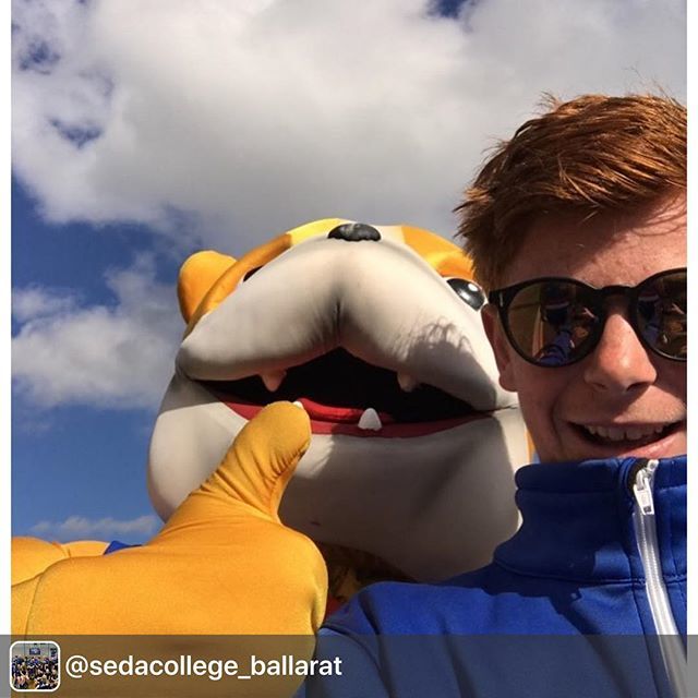 Awesome to see our @sedacollege_ballarat crew keeping busy over the long weekend! 😎
•••
Thumbs up for working at the <a href="/westernbulldogs/">Western Bulldogs</a> vs <a href="/stkildafc/">St Kilda FC</a> #JLT match today at Mars Stadium!

Well done to all our students from @sedacollege_ballarat for helpin… ift.tt/2u00PhI