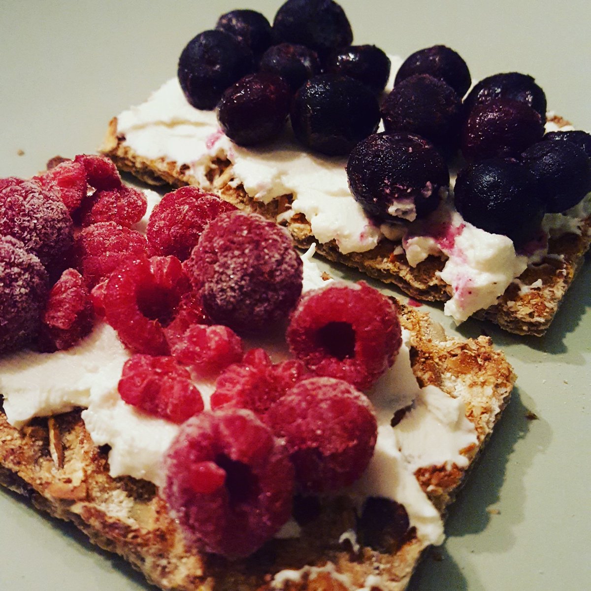 Type2Veg's tweet photo. #braspberry #snack time - #berry and #oat #rye crisps with #plantbased #creamcheese #blueberries and #raspberries
I bought @kitehillfoods almond milk cream cheese to try it when it was #BOGO at my #local grocer and I really like it. https://t.co/Ld5bPKoqAq