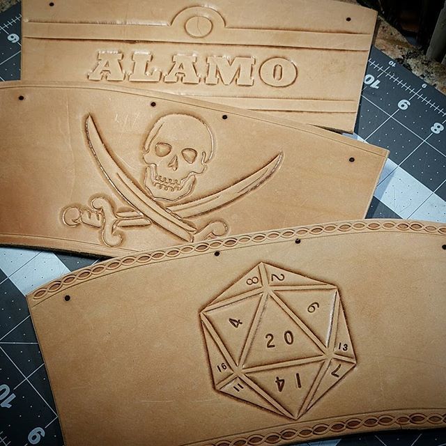 badmoodleather's tweet photo. Started a huge batch of flasks today! Gonna be tooling and painting all week on Twitch! 😅
.
.
#leatherflask #d20 #jollyrodger #alamobeer #leatherwork #leathercraft #armor #tandyatx #leatherarmor #battlegear #renfaire #larp #cosplay #artistalley #hand… https://t.co/Aid66yj0uM https://t.co/u9eLTXc4jR