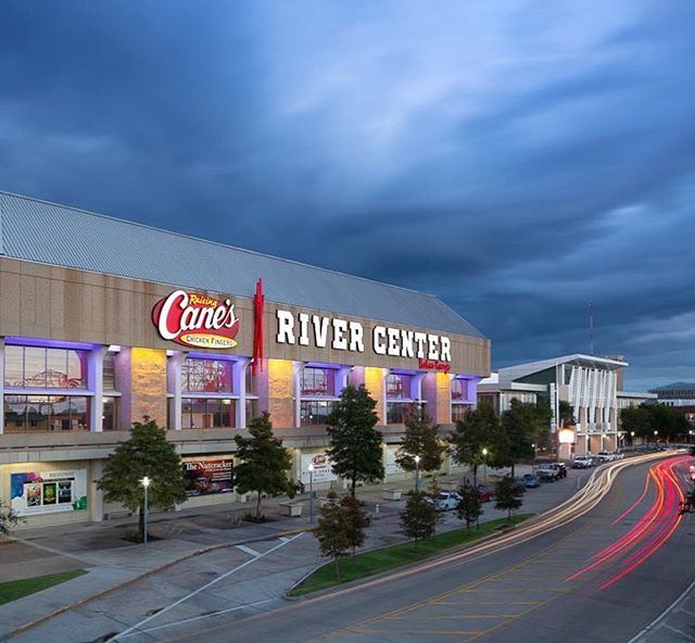 GeauxDowntownBR's tweet photo. β¨ @rcrivercenter sporting some #LSU #purple & #gold! π―#gameday πΈ: // @msbphoto // β¨ Thanks for sharing your awesome pic! Geaux Tigers!
Β«ββπ
βββ|| #GeauxDowntownBR ||βββπ
ββΒ»
#rivercenter #centroplex #viewlsu #gameday #LSU #LSUFootball #GeauxTigers β¦ https://t.co/09rvA3YKJ8 https://t.co/OvhIVrTLmd