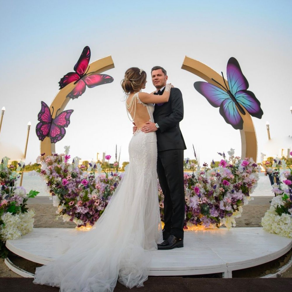 Hands up if you adore this ceremony backdrop!

Photo: Teo Pufleni
#wedding #weddingday #weddingceremony #brideandgroom #ido #weddinginspo