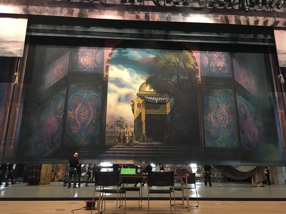 Thetokyoballet Pa Twitter 昨夜 東京文化会館 にはミラノ スカラ座からの舞台装置が到着 今朝は朝早くから仕込みが始まっています こちらはとある場面の背景幕 ヨーロッパ最高峰の職人技が光る素晴らしい絵です これが照明によってさらに美しく輝きます 東京