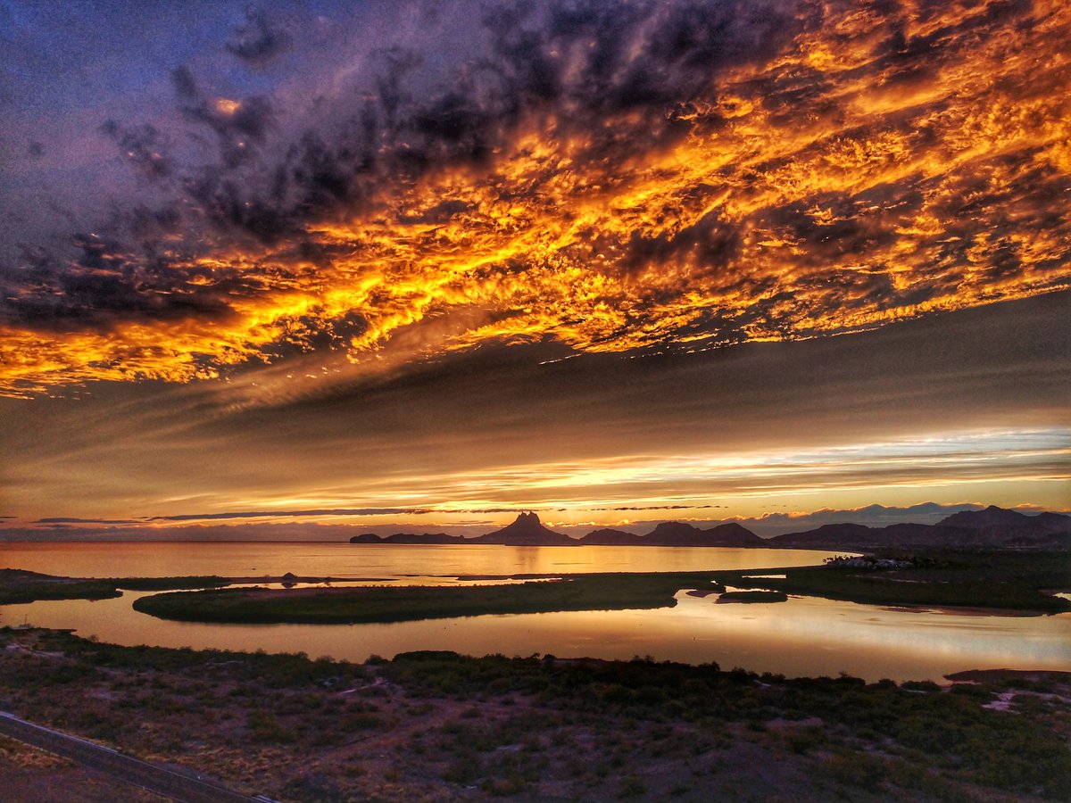 Así el atardecer este lunes 11 de marzo desde el Estero El Soldado una maravilla de vista.
#despiertatussentidos
#lamejorvistadelmundo
🏜️🏖️🌊⛰️🏝️🌵🌴✨📷