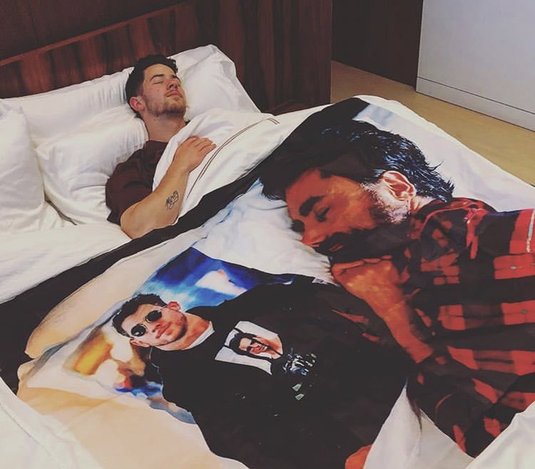 archivesjonasb's tweet photo. nick jonas lying with a picture of john stamos lying with a photo of nick jonas with a shirt of a photo with john stamos with a jonas brothers shirt.

this is the tweet https://t.co/g9qMiQrjuM