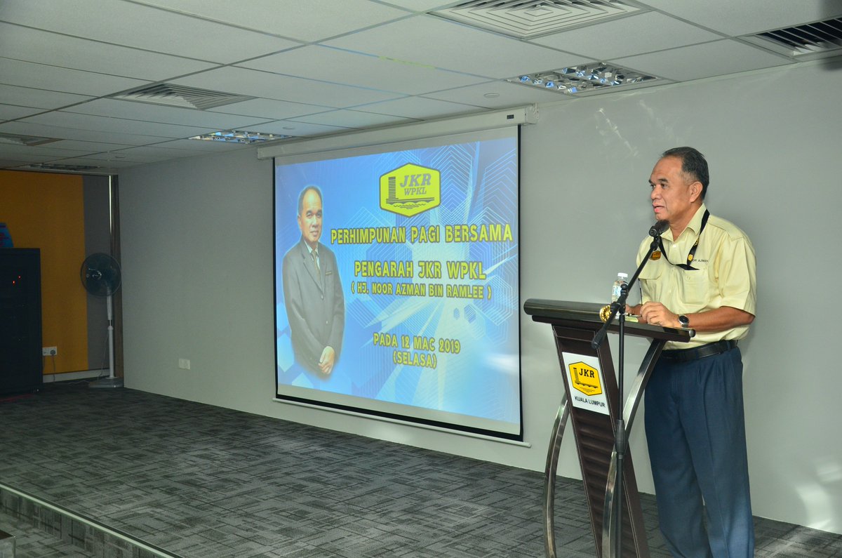 JKRKualaLumpur's tweet photo. 12 Mac 2019 : Perhimpunan Pagi Bersama Pengarah @JkrklWp pada pagi ini dimana diadakan penyampaian Sijil Anugerah Pekerja Contoh dan juga Penyampaian Sijil Penghargaan Ahli MBJ di @JKRKualaLumpur.
@JKRMalaysia
#TogetherWeDeliver
#SayangiMalaysiaku
#WorkAsAFamily https://t.co/sk3MxE9wOy