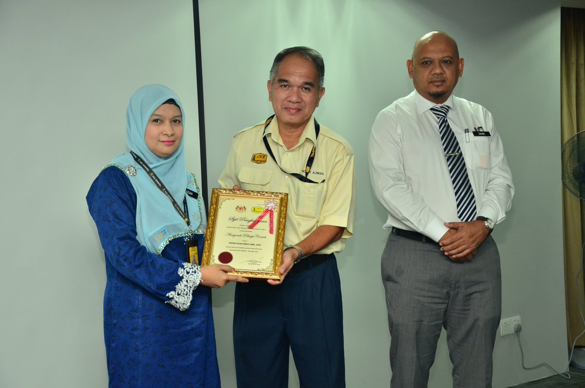 JKRKualaLumpur's tweet photo. 12 Mac 2019 : Perhimpunan Pagi Bersama Pengarah @JkrklWp pada pagi ini dimana diadakan penyampaian Sijil Anugerah Pekerja Contoh dan juga Penyampaian Sijil Penghargaan Ahli MBJ di @JKRKualaLumpur.
@JKRMalaysia
#TogetherWeDeliver
#SayangiMalaysiaku
#WorkAsAFamily https://t.co/sk3MxE9wOy