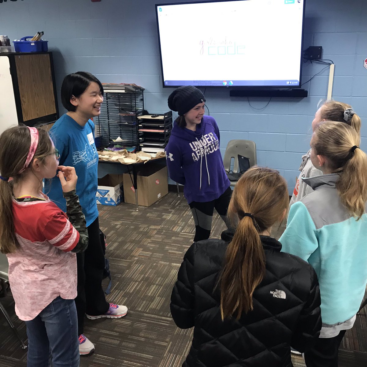 DeannaSoukup's tweet image. @LSGirlsWhoCode from @lstigers @lswtitans @lsnbroncos leading their first pop-up event for 80 3rd-6th grade girls at Hawthorne Hill Elementary!  The @hhehornets girls are very creative with @scratch!  #girlscodetheworld @GirlsWhoCode #r7proud @LSR7