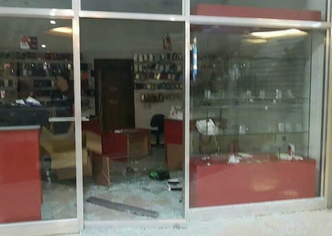 Javierito321's tweet photo. Esto es Sambil Maracaibo. POR QUE NO SAQUEAN LAS CASAS DE LOS CORRUPTOS Y CHAVISTAS SI SON TAN ARRECHOS? Por que tienen que saquear los comercios privados? Marginales, lo mas seguro es que sean unos colectivos barrialuos, no ayudan en nada. https://t.co/dQdGP8a7Fz