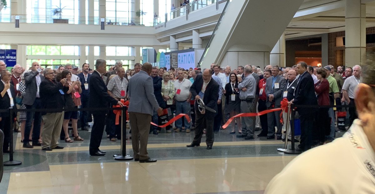 vetrofibermap's tweet image. Action photo of ribbon cutting to open the exhibit hall. Great first evening of networking. #TechAdvantage2019