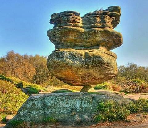 Камни природной формы. Скала-идол в Бримхэм Рокс. Скала идола в Англии. Бримхемские скалы, Северный Йоркшир, Англия. Балансирующие камни Зимбабве.