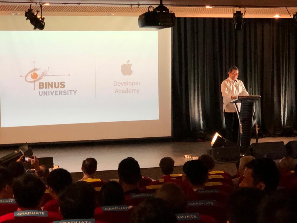 kemkomdigi's tweet photo. Menteri @rudiantara_id sampaikan peran pemerintah dalam mempercepat proses transformasi digital di Indonesia antara lain melalui program @DTS_kominfo pada acara Graduation @Apple Developer Academy di Kampus BINUS BSD #ChiefRA #IndonesiaGoesDigital https://t.co/NMbGcJs9gx
