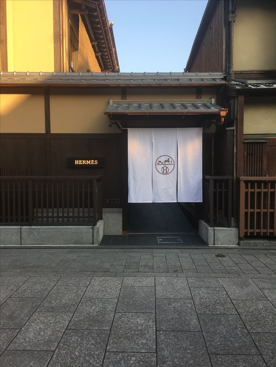Foreign brand stores that want to blend in with the traditional Japanese streetscape has really taken to the traditional noren, even though they prioritize branding over choice of colors. Here are some foreign brands in Kyoto: Hermes, Leica, Starbucks.