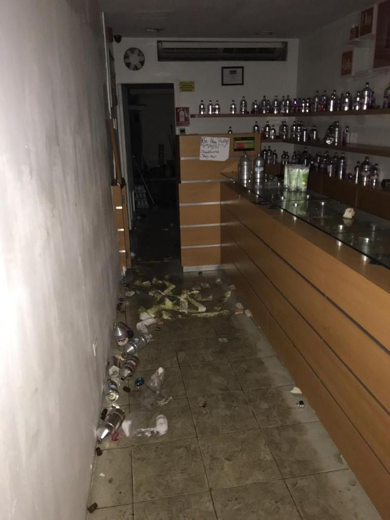 mey3427's tweet photo. Esto fue en #Coro temprano saqueado Perfumería Factory 11M https://t.co/0BOJxoCrXW