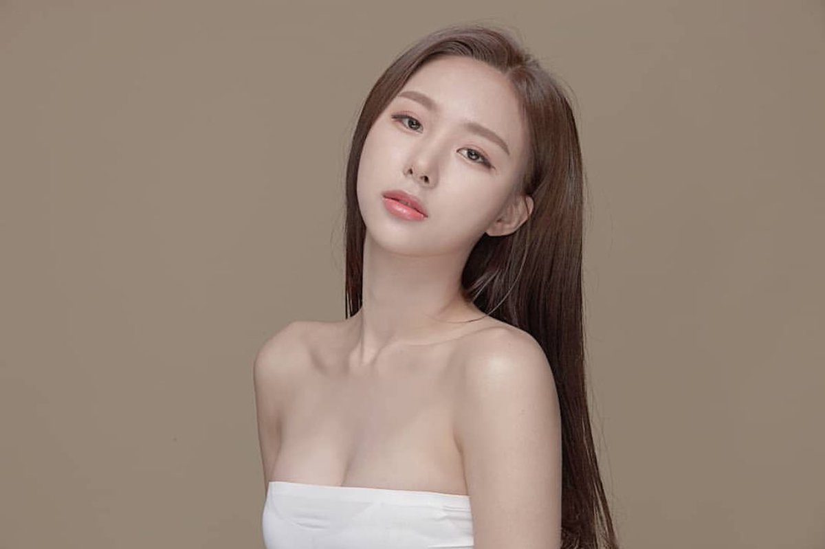TiffTaeyeon's tweet photo. Excited to announce that KARAMEL are the new brand ambassadors for @HYOMINofficial_’s #Minitt cosmetics line 💄 It’s the secret behind our flawless looks 💖💋 https://t.co/J0exc2WBRk