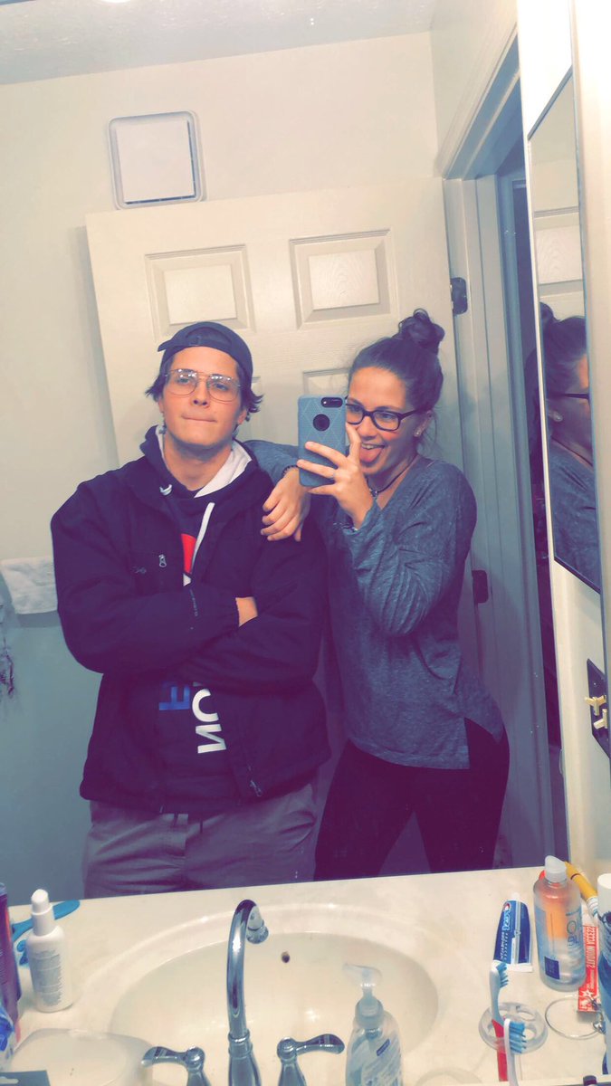 BakerLutz1's tweet photo. Happy Birthday Delaney!! 17 ain’t that special so don’t do anything I wouldn’t 🐒👈 love you 🥳🥳 https://t.co/XK1G1pwg0f