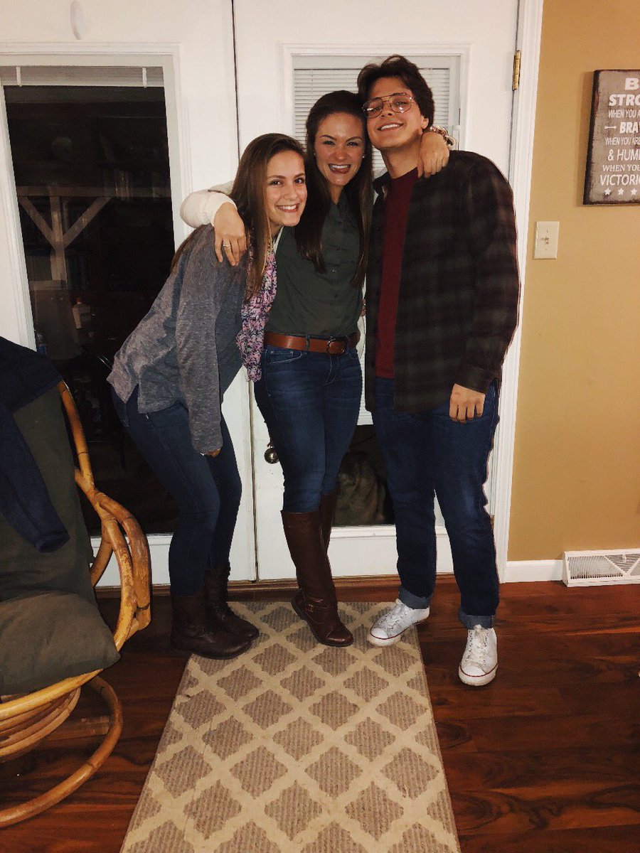 BakerLutz1's tweet photo. Happy Birthday Delaney!! 17 ain’t that special so don’t do anything I wouldn’t 🐒👈 love you 🥳🥳 https://t.co/XK1G1pwg0f