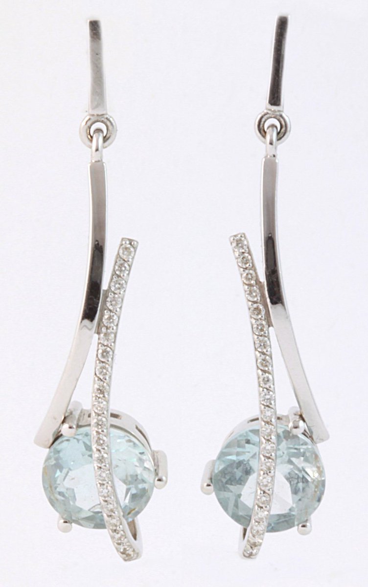Aquamarine is the birthstone for March. Derived from the latin word for seawater, aquamarine is symbol of everlasting youth and happiness. 
goo.gl/Trmrm9#abrecht… #aquamarineearrings #bluestoneearrings #qualityjewelelry #handmadejewellery #custommadejewellerydesigns