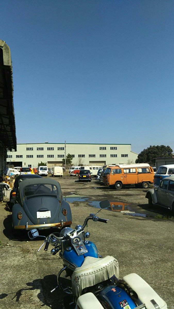 gogosurf_99's tweet image. 不動となったビートルをどうしたものかと空冷VW屋さんに相談に行ってきたよ
多分雨の原因が大と言うことでコネクター関係の点検を勧められたので今度やってみよう👍
ここに来ると本当に楽しい気分になるなぁ～
#BUGBOX #空冷VW