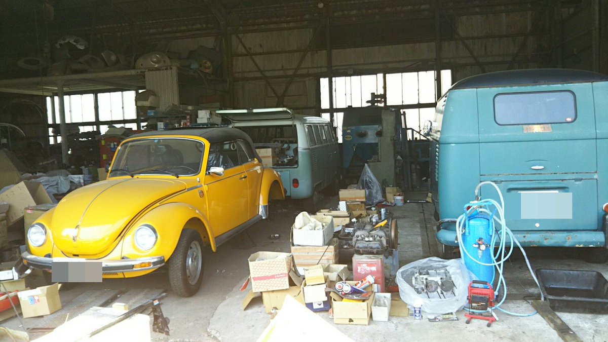 gogosurf_99's tweet image. 不動となったビートルをどうしたものかと空冷VW屋さんに相談に行ってきたよ
多分雨の原因が大と言うことでコネクター関係の点検を勧められたので今度やってみよう👍
ここに来ると本当に楽しい気分になるなぁ～
#BUGBOX #空冷VW
