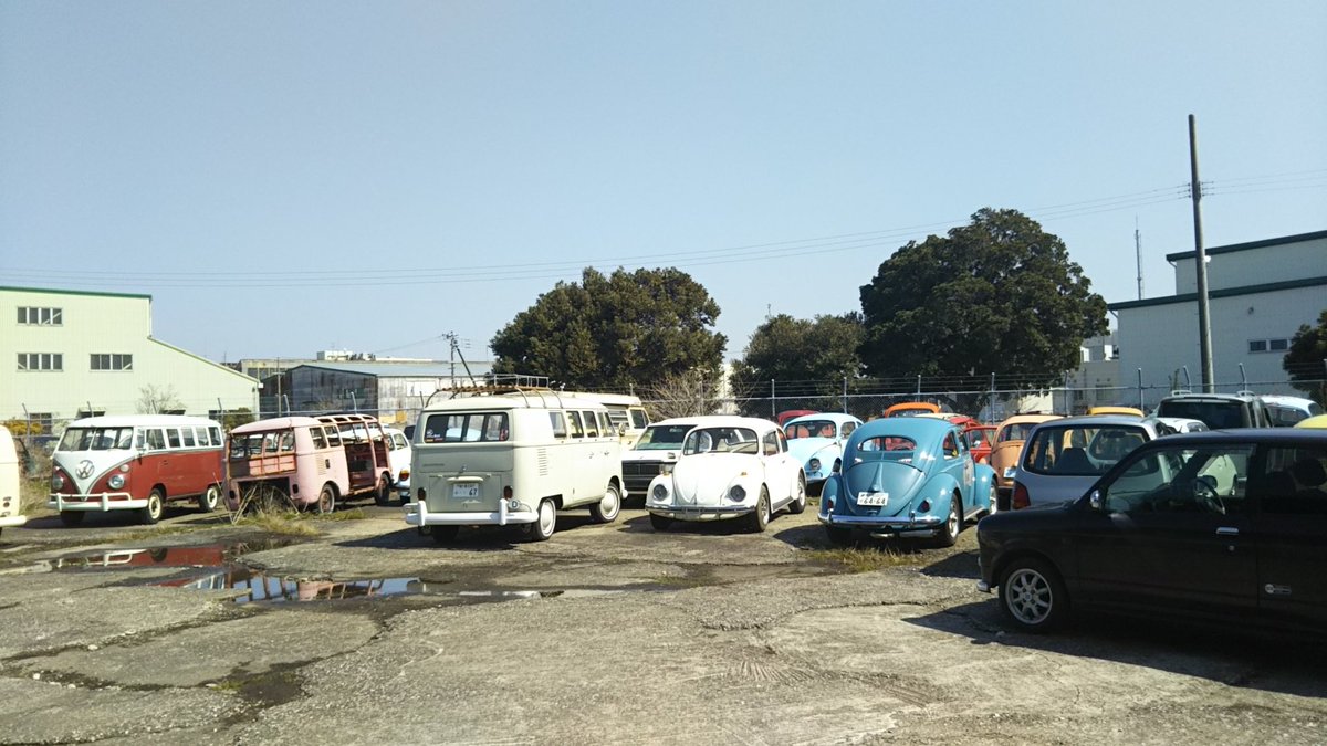 gogosurf_99's tweet image. 不動となったビートルをどうしたものかと空冷VW屋さんに相談に行ってきたよ
多分雨の原因が大と言うことでコネクター関係の点検を勧められたので今度やってみよう👍
ここに来ると本当に楽しい気分になるなぁ～
#BUGBOX #空冷VW