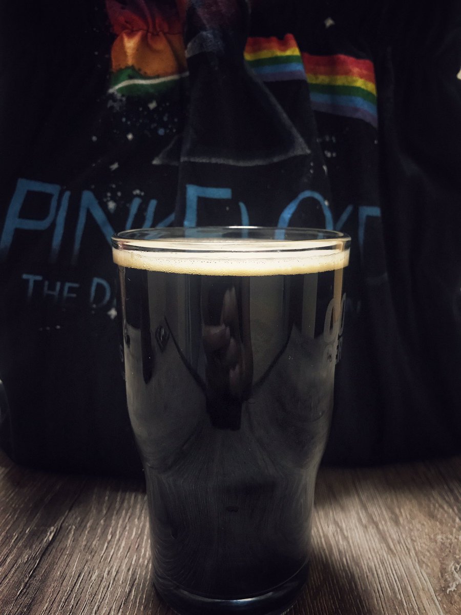 LupulinaPDB's tweet photo. 🍀Ni irlandesa, ni católica, solo disfruto sentarme a beber una pinta de cerveza oscura y bien tradicional para ser parte del #stpatricksbeer de Lupulina y #riodemalta Para iniciar el viaje al final del 🌈, elegí una histórica
🍺Nombre: London Porter
🍺Cervecería: @Fullers #beer https://t.co/SSSnFXRQRg