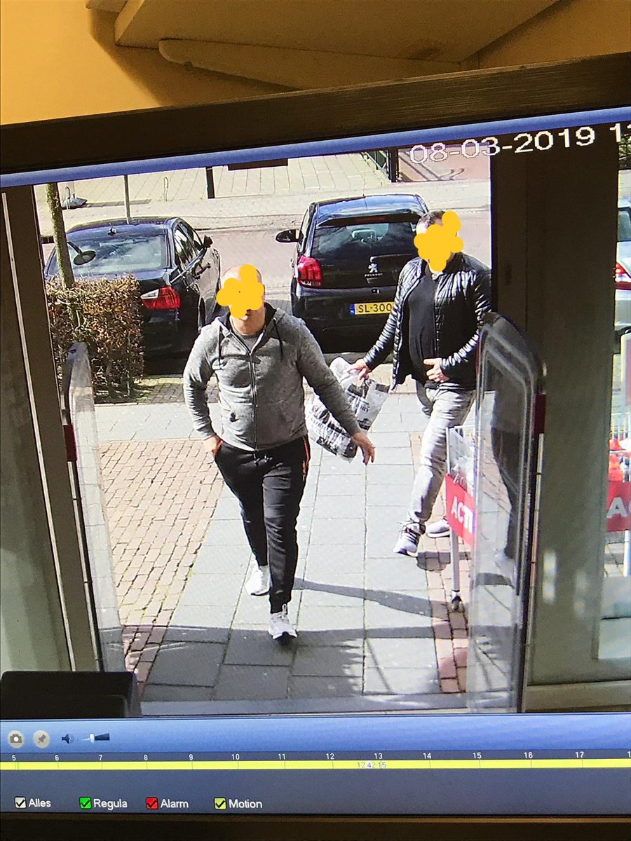 Op vrijdag 8 maart jl werd er nogal wat parfum gestolen door deze heren. Bij de Etos te Opheusden. Vermoedelijk mobiel banditisme. Even de snelweg af en in een dorp je slag slaan. Wie slaat aan op dit setje? Kleding/postuur. Misschien in combinatie met een auto? #nederbetuwe.