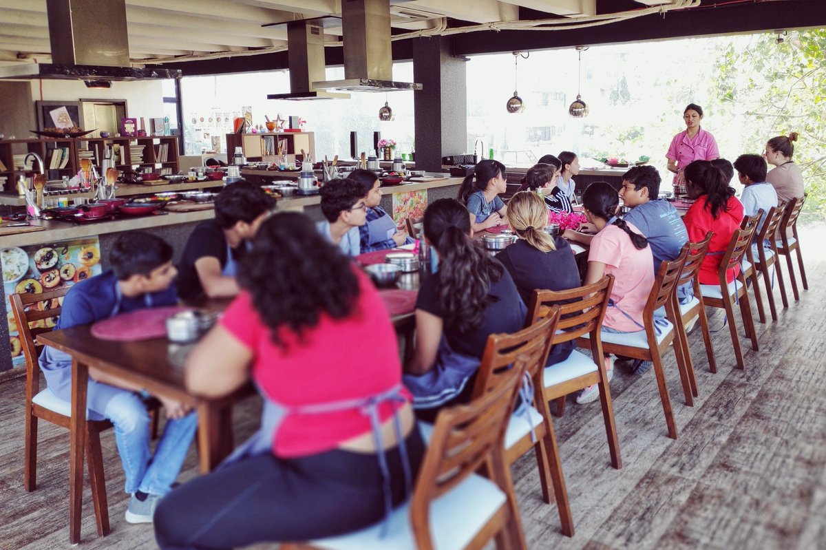 jchumblecrofts's tweet photo. Good morning from #flavourdiaries #ASBstudio6 ! We are tasting whole and ground spices in preparation for our Indian cooking day. @ASBIndia @anjali_pathak #asbms #risktakers #youngchefs #WhatSchoolShouldBe #passiondriveneducation https://t.co/izmxvmVqii