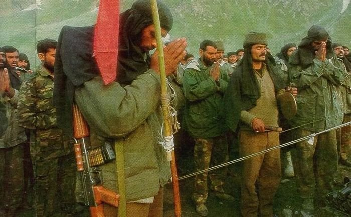 Ye bhi Kargil se!(Photo: Men of 2nd Rajputana Rifles pray to the Almighty before an assault on Tololing. That night, Tololing would have reverberated with their war cry of Raj Ramchandra Ki Jai!)