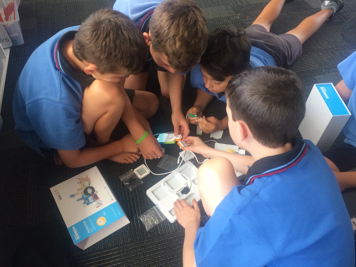 naomi_toland's tweet photo. Digital excitement this afternoon during sandpit time to build knowledge with our new tools @StonefieldsSch #collaborate #challengechangecreate https://t.co/1l0vVWtqNY