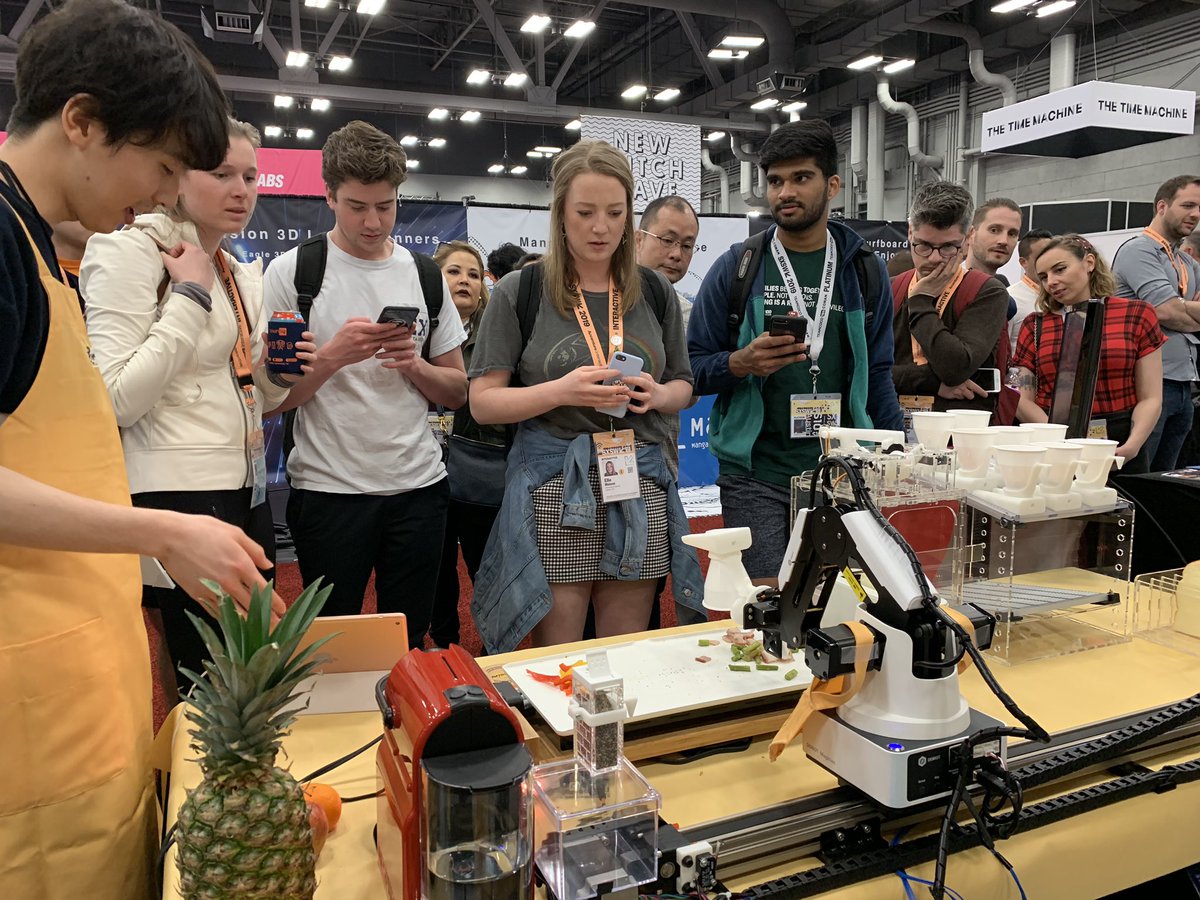 TBMLoraine's tweet image. Many people came to see #Loraine!!!
#breakfastmachine #sxsw #sxsw19 #robot
