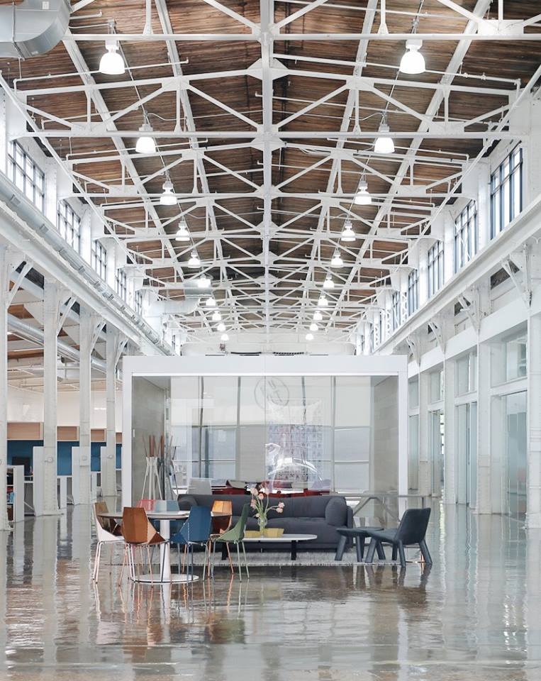 ¿QUÉ OPINAN?
"En los últimos años, el diseño de las oficinas migró para ser más como hoteles boutique, ya no hay divisiones en cubículos, y todo se parece más a la cultura de las startup"
John Christakos, fundador del despacho de diseño industrial <a href="/bludot/">Blu Dot</a>