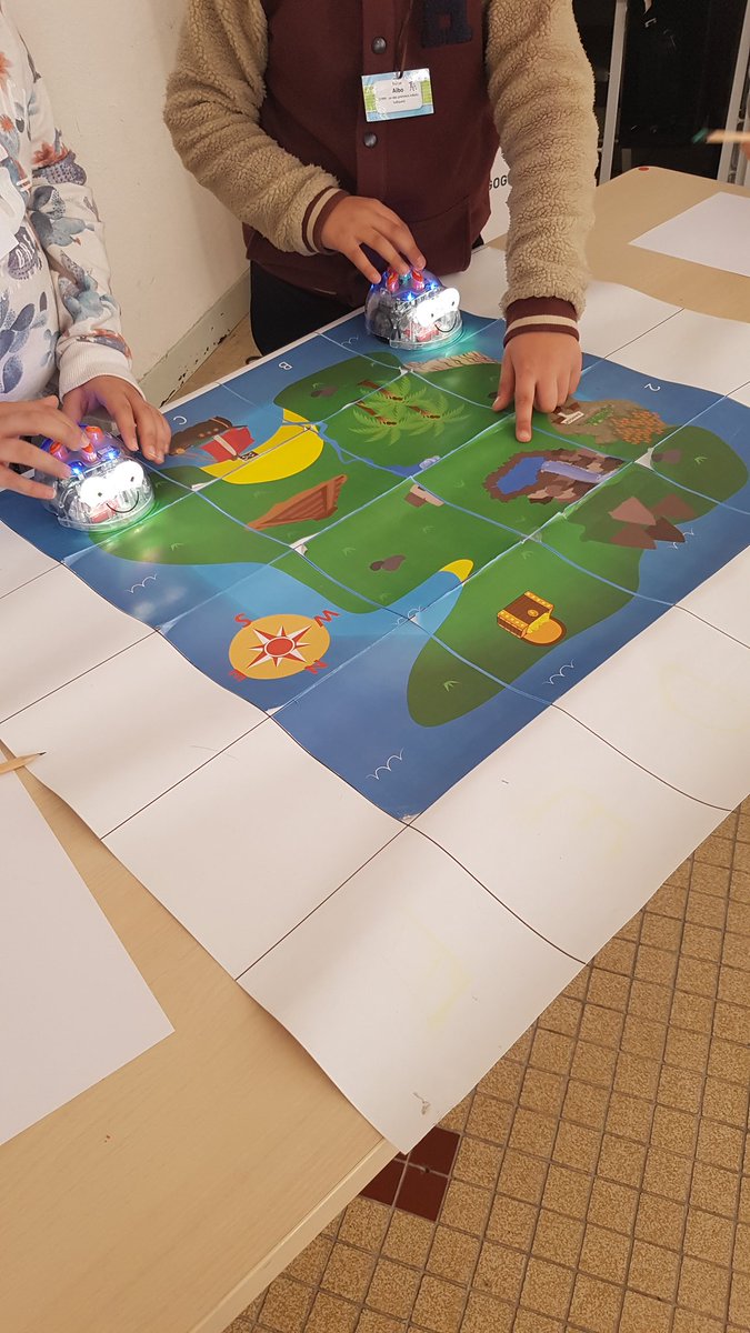 abeauval's tweet photo. C'est parti pour la #journeeducode On programme, on réfléchit, on débat #SemaineDesMaths2019 https://t.co/kGpSlJ63yh