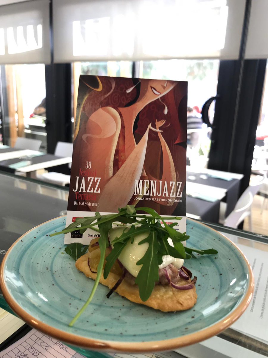 Cada dia, de 12 a 15, podeu gaudir del SWING DOT, la nostra proposta del Menjazz 2019: botifarra de Sant Llorenç amb poma al forn i formatge fos. Un swing gastronòmic que us farà ballar...! 🎷🎷🎷
#menjazz #festivaljazztrs #gremihostaleriaterrassa #terrassaturisme #dotsantjordi