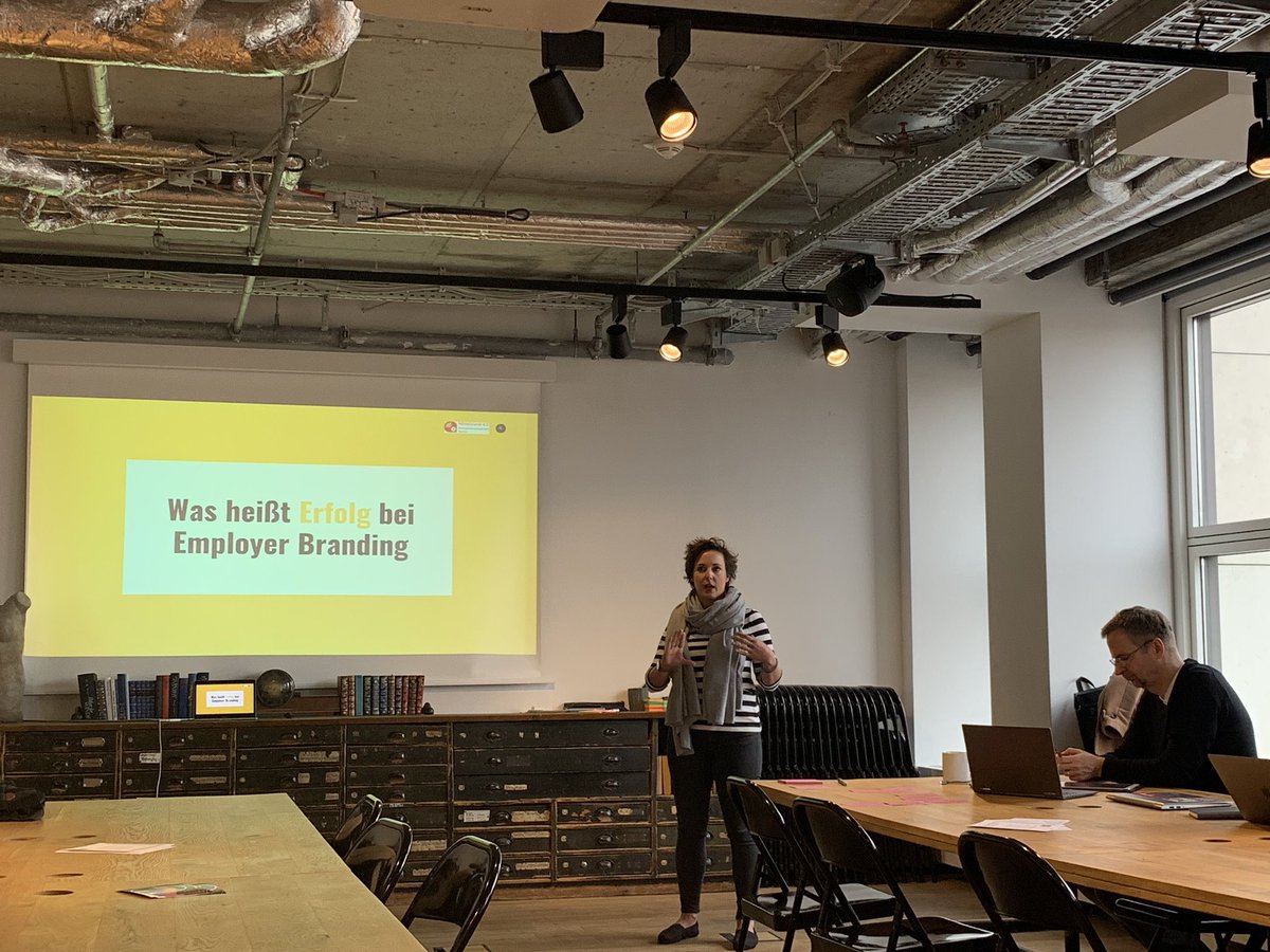 DigitalZBerlin's tweet photo. War of Talents: Unser #Personal40 #Workshop zum #EmployerBranding ist gerade in vollem Gange. Großes Interesse der TeilnehmerInnen und starker Input von @frauott, @c_raethke und Marian Jarzak. Die nächsten Termine sind bereits online: https://t.co/3cGISXvBOe #berlin https://t.co/LTloLiI9tp