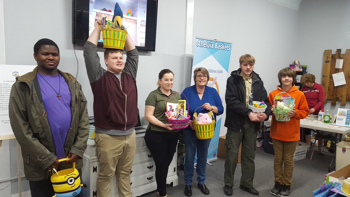 AlleluiaBaskets's tweet photo. Troop 576 filling baskets #helpingothers #service #love https://t.co/0fGjSflPzv