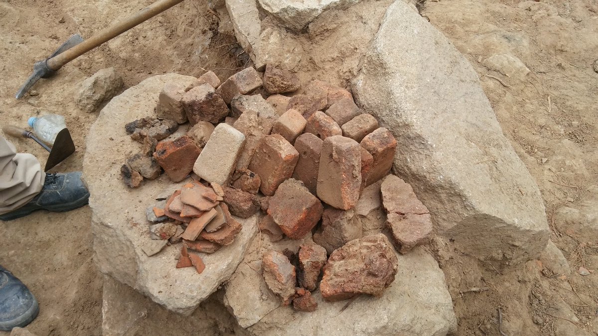 SenyorMas's tweet photo. Las concentraciones de pondera o pesos de telar suelen ser muy comunes en contextos del ibérico pleno y final, posiblemente responden a intentos de las élites de monopolizar o limitar la producción textil. https://t.co/2kYZvQ66QT