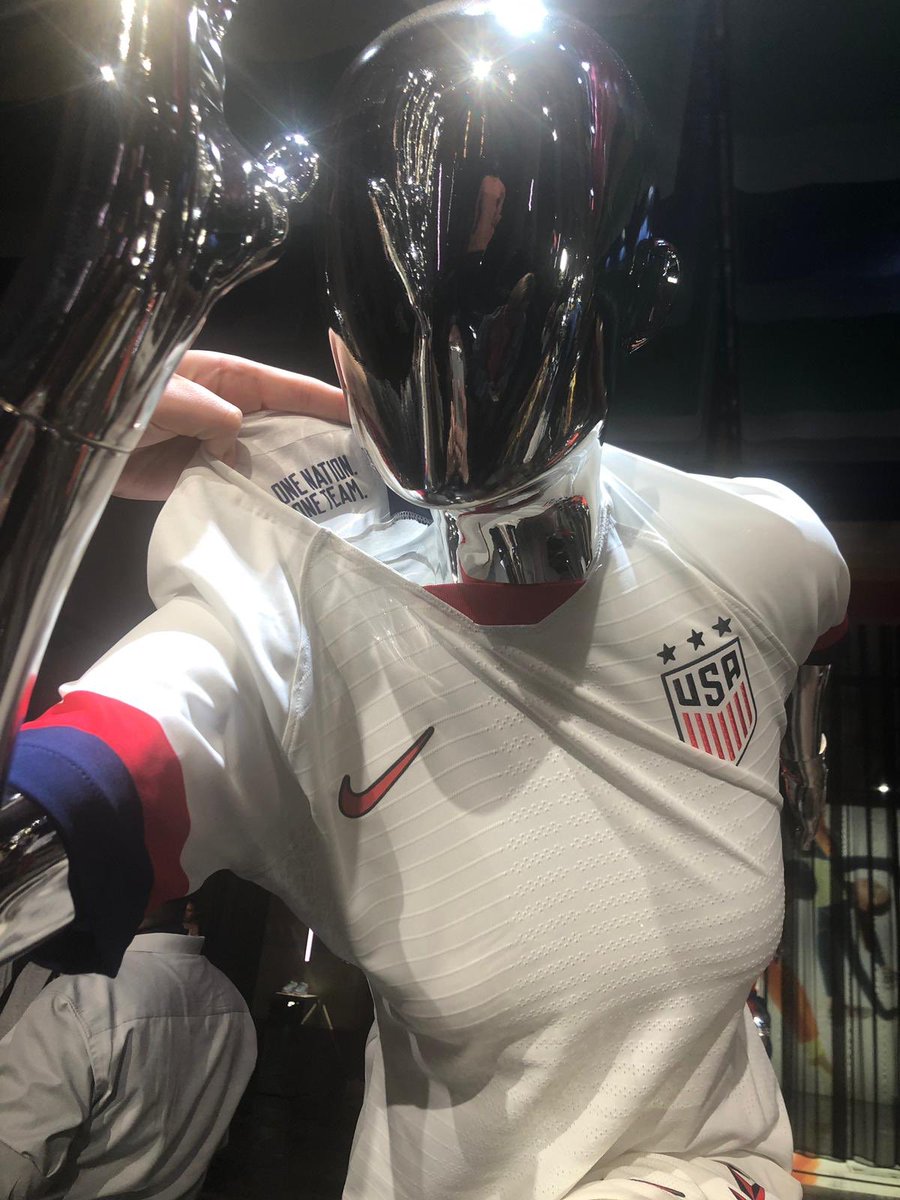The_elivseli's tweet photo. Hey hey! La @USWNT per il Mondiale @FIFAWWC userà una maglia che mi ricorda qualcosa... @triomedusa @radiodeejay a voi? 🧐🤓⚽️ #OneNationOneStation
———————
#justdoit @nikewomen @nikefootball https://t.co/nBs94GcQAQ