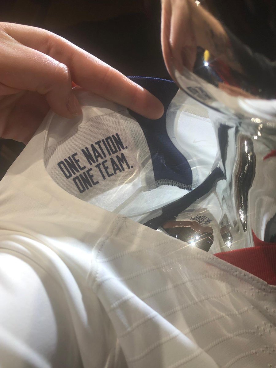 The_elivseli's tweet photo. Hey hey! La @USWNT per il Mondiale @FIFAWWC userà una maglia che mi ricorda qualcosa... @triomedusa @radiodeejay a voi? 🧐🤓⚽️ #OneNationOneStation
———————
#justdoit @nikewomen @nikefootball https://t.co/nBs94GcQAQ