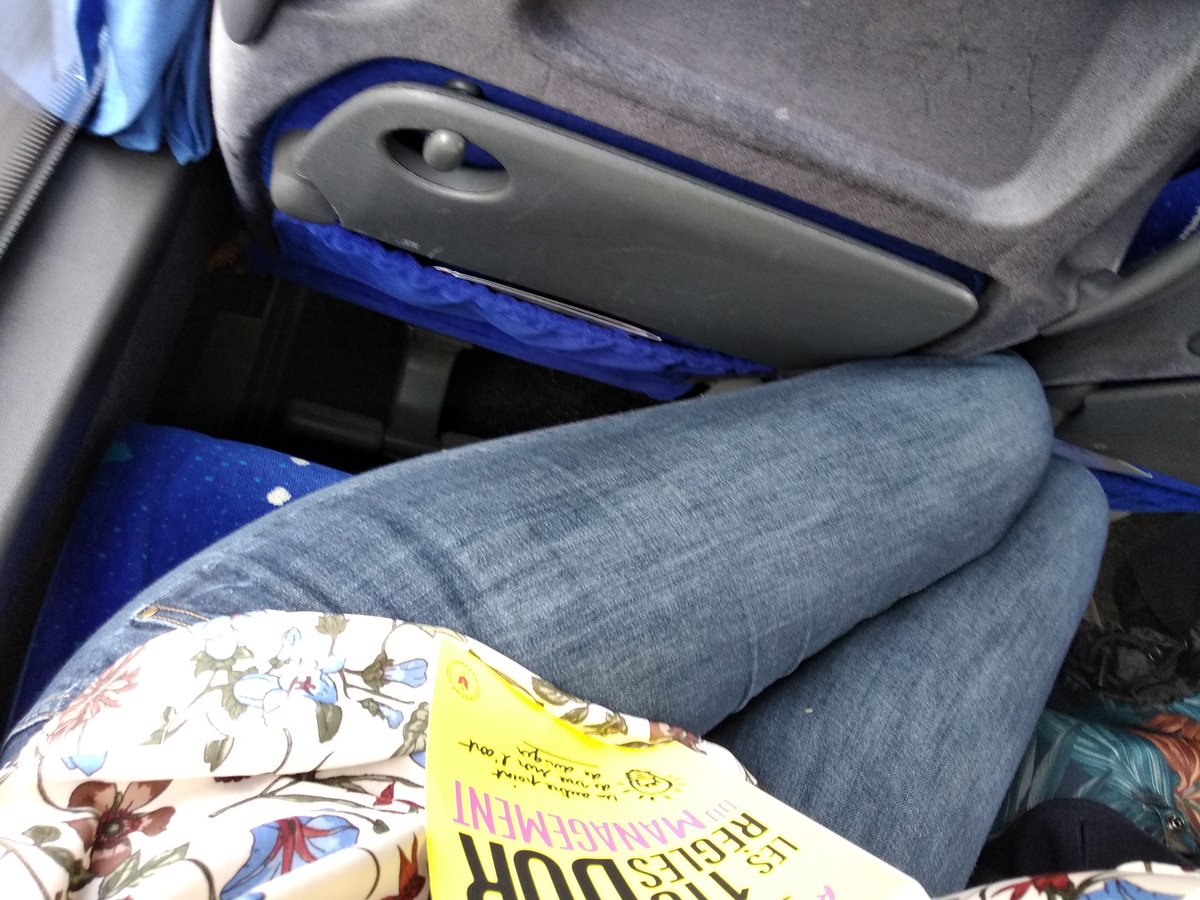 JulietteBABIN1's tweet photo. @OUIBUS Mon numéro est ZD8R1B. Je n'ai pas de photos du siège en entier mais le bus était visiblement un bus scolaire réformé (ou même genre) avec des sièges extrêmement rapprochés. J'ai beau avoir cherché le moins serré je n'ai pas trouvé. https://t.co/Tmo37GfyGC