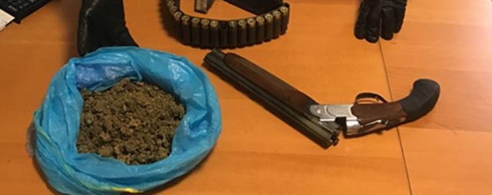 laprovinciadico's tweet photo. Aveva #droga e un fucile a canne mozze. I #Carabinieri lo arrestano a #Cabiate https://t.co/LKg7K6ixn4 https://t.co/s8DZ1JGj2A