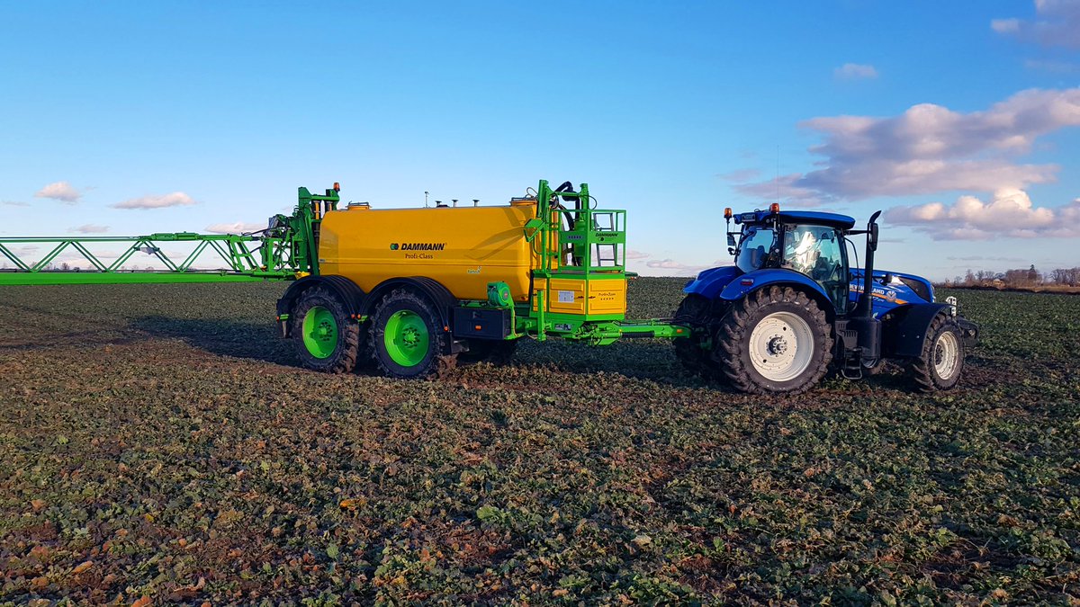 HERBERT_DAMMANN's tweet photo. Sogar aus Polen erreichen uns Bilder. Hier ein schönes Bild aus Stettin von Adam Adama bei der Arbeit mit seiner DAMMANN Profi-Class Tandem Anhängespritze. Vielen Dank für das tolles Bild.
#dammann #proficlass #sprayer #feldspritze #anhängespritze #agrartechnik #pflanzenschutz https://t.co/5XUB7WrEYx