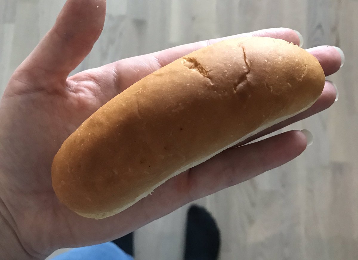 karenekid's tweet photo. Útlönd kunna ekki að gera pulsubrauð!! Nennir einhver að útskýra fyrir mér afhverju brauðin eru helmingi styttri en pulsurnar sjálfar? #teampulsa #notteampylsa https://t.co/Piu32kd17c