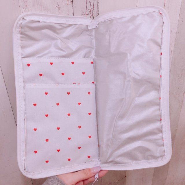 390ssbs2's tweet photo. 【商品紹介】
大人気商品✨ヘアアイロンケースのご紹介です🤩
中にはポケットがついています🙌

ハート柄でとっても可愛いですよ💗
ネイビーとホワイトの２種類ございます🙆‍♀️

もちろん全品３９０円＋税です🐥

#欲しいと思ったらRT https://t.co/ZpKouz5Ket
