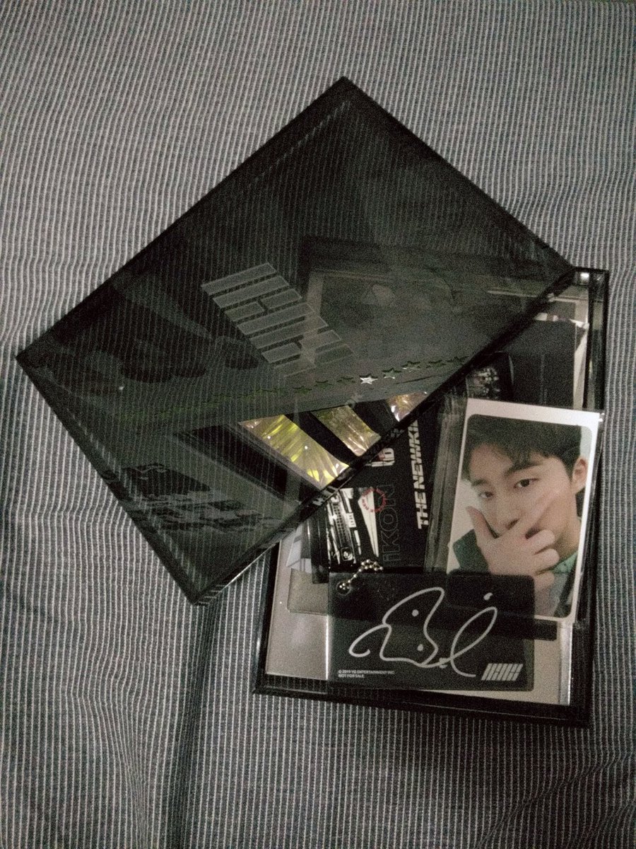 kimezraaa's tweet photo. Got my repackaged album today and look what i've got, Hanbin's keyring and photocard. Too blessed by leadernim! Hahaha! Anyone who's up for trade? DK keyring or photocard will do! 💖 #iKON #repackagedalbum #kimhanbin https://t.co/rJfvH7pSrR